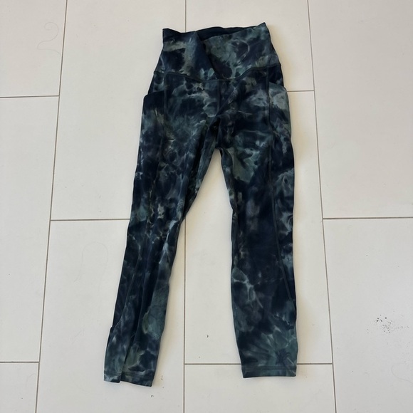 Lululemon women’s legging Blue and Black Tie-Dye Sweatshirt 4 - Picture 1 of 4